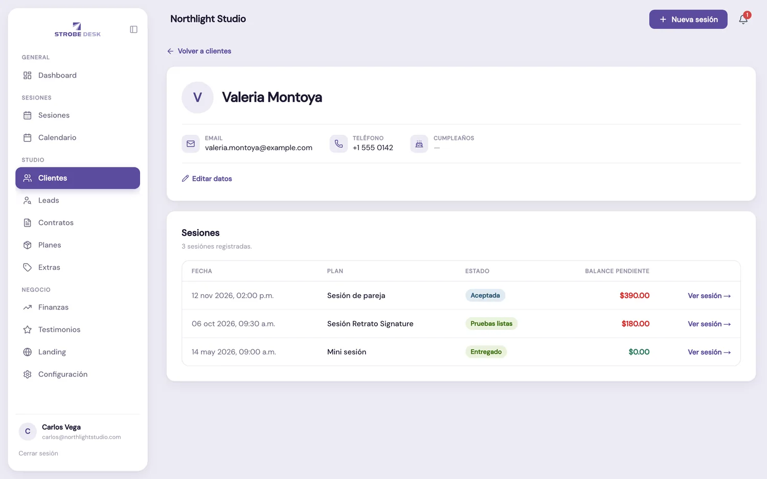 Ficha de cliente en StrobeDesk: datos de contacto y sesiones registradas con su estado y balance.